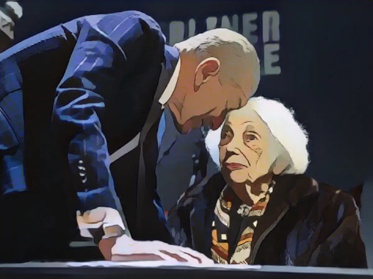 Publicistul Michel Friedman și Margot Friedländer, supraviețuitoare a Holocaustului, pe scena de la BE din Berlin.