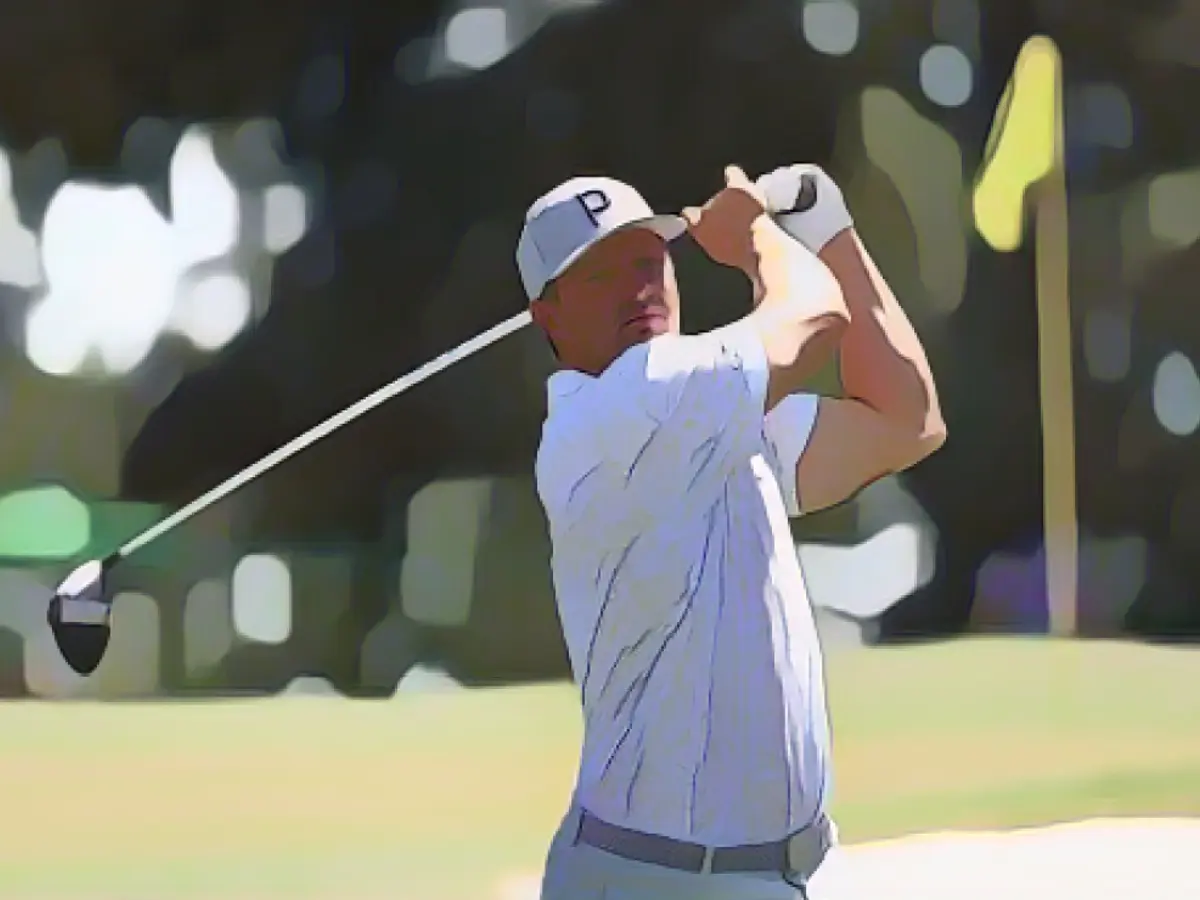 DeChambeau schlägt den Ball während einer Übungsrunde vor dem Masters vom dritten Abschlag.