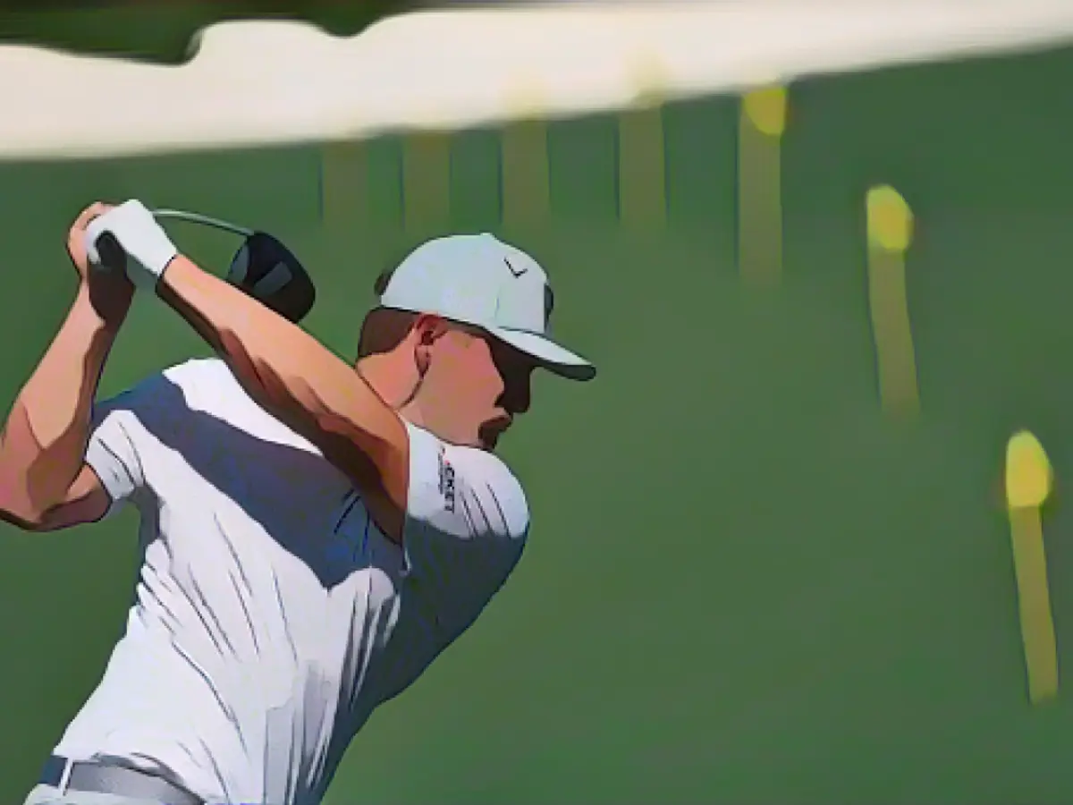 DeChambeau wärmt sich vor einer Übungsrunde beim Masters auf dem Schießstand auf.