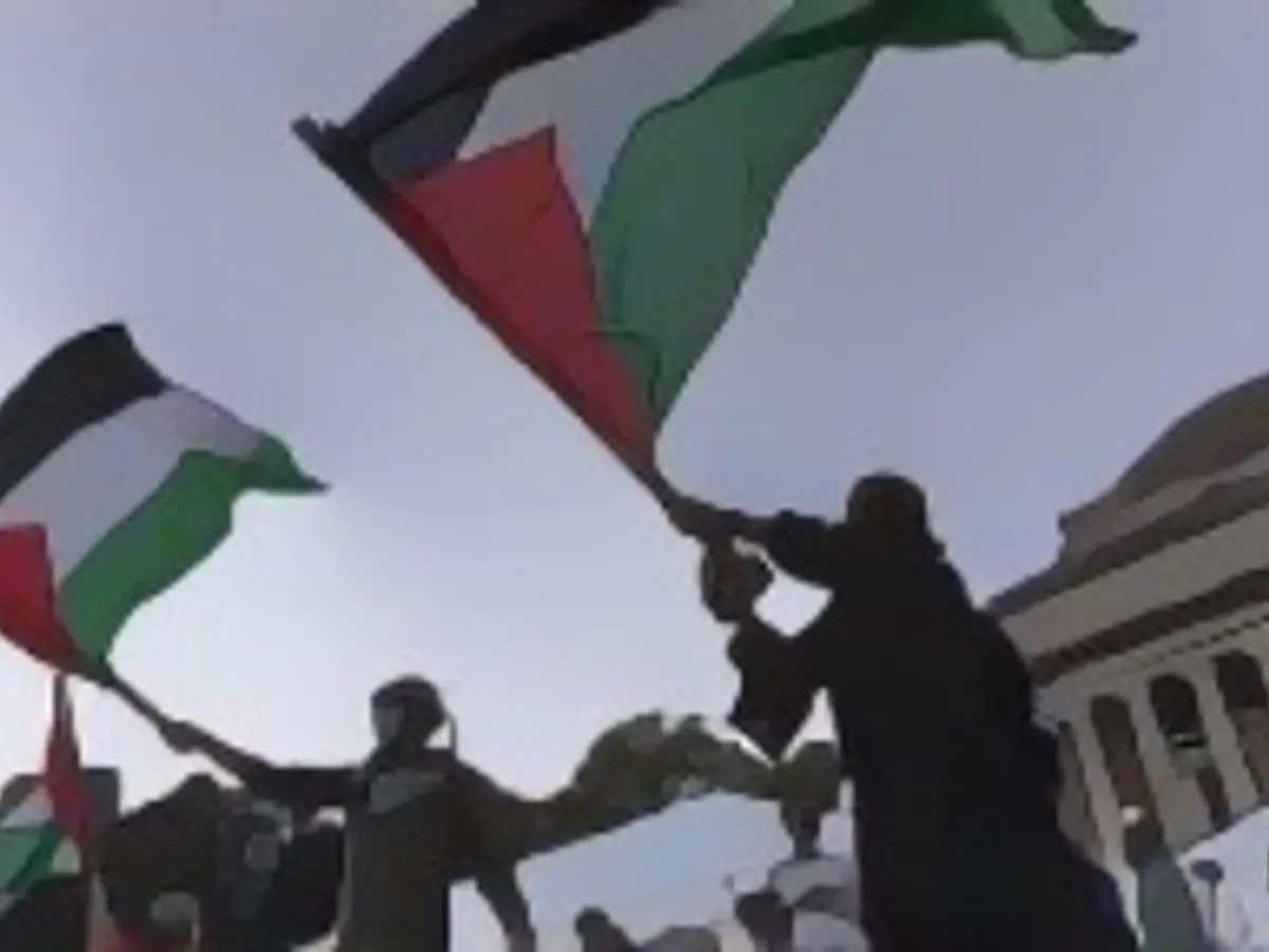 Studenti filo-palestinesi partecipano a una protesta a sostegno dei palestinesi durante il conflitto in corso a Gaza, presso la Columbia University di New York, negli Stati Uniti, il 12 ottobre 2023. REUTERS/Jeenah Moon