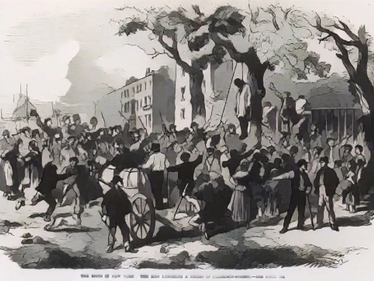 Illustration mit der Darstellung „Unruhen in New York: Mob lyncht einen Schwarzen in der Clarkson Street.“ Während der Draft-Unruhen. New York City, New York, USA, um 1863. (Foto: Fotosearch/Getty Images).