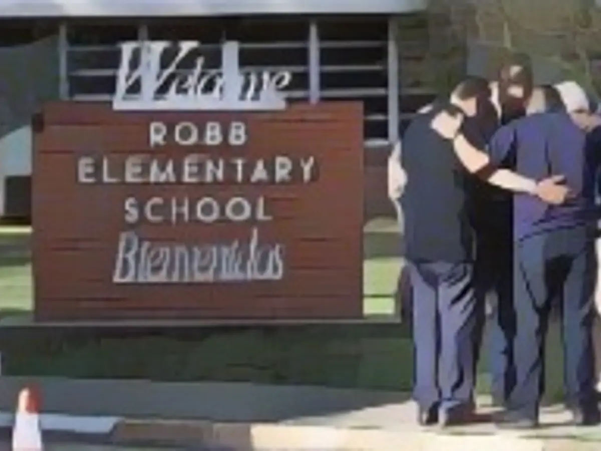 Menschen versammeln sich an der Robb-Grundschule, wo in Uvalde, Texas, USA, eine Massenschießerei stattfand. 25. Mai 2022. Reuters/Nuri Vallbona