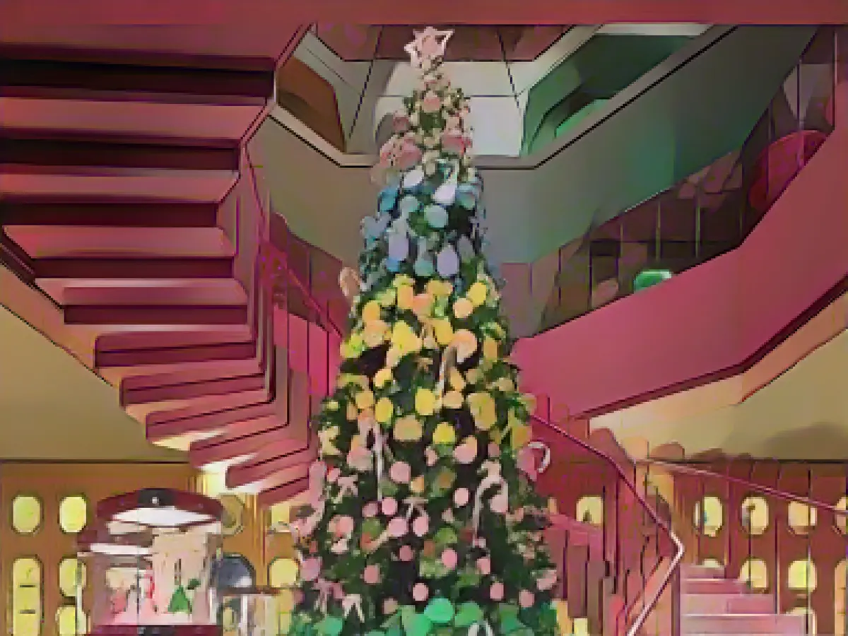 Учитывая время года, в магазине сейчас установлена масштабная рождественская елка, украшенная в стиле омбре баулами и подарочными коробками в форме драгоценных камней, чья цветовая палитра как нельзя лучше соответствует пространству.