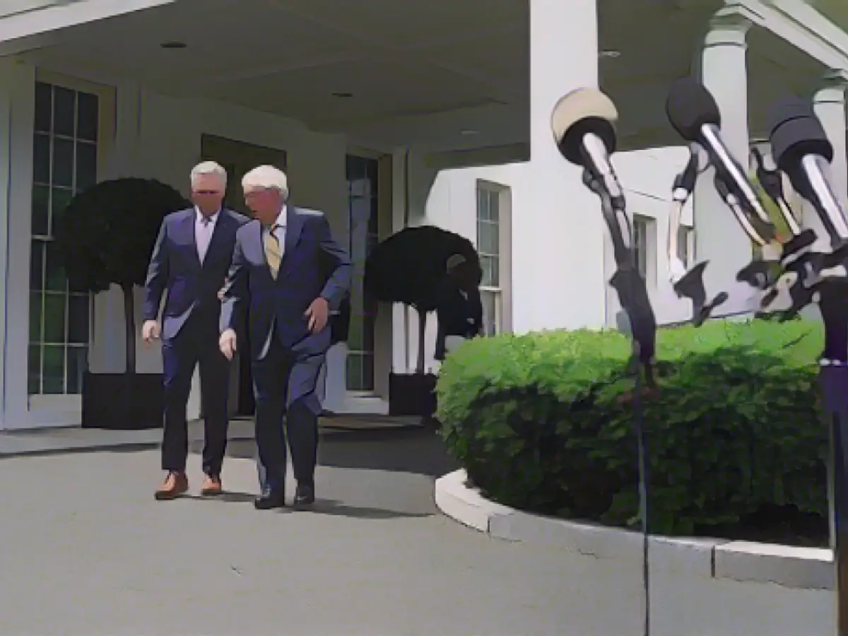 Лидер меньшинства в Сенате Митч Макконнелл и тогдашний лидер меньшинства в Палате представителей Кевин Маккарти выходят из Белого дома после встречи с президентом Джо Байденом 12 мая 2021 года.