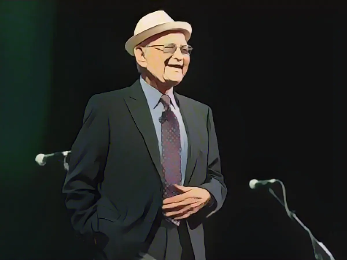 Норман Лир, выступая на мероприятии в Сиэтле в 2014 году.