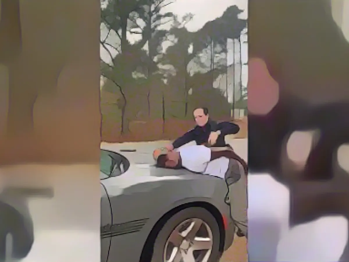 Появилось видео, на котором видно, как сотрудник полицейского департамента Реформа применяет электрошокер к человеку в наручниках в Алабаме.
