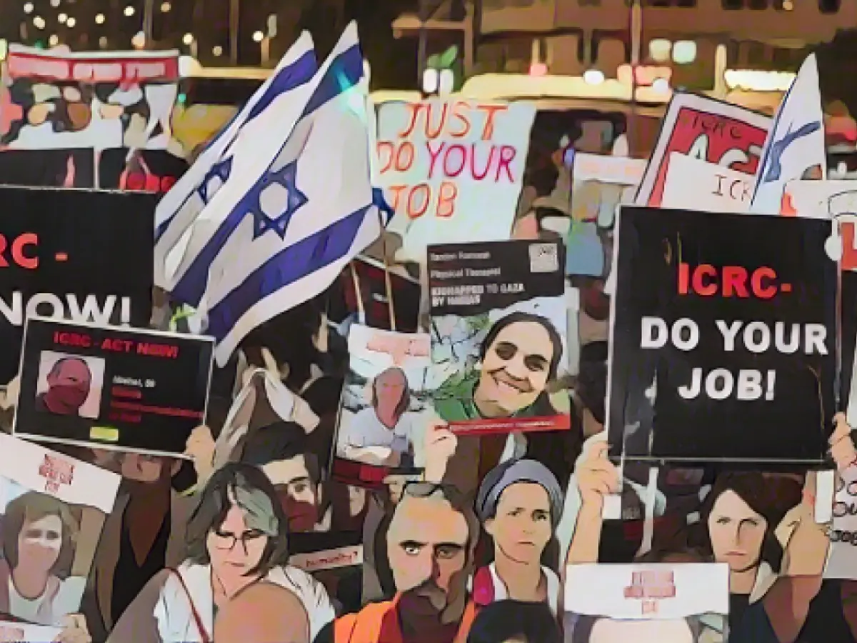 Люди собираются у офиса МККК в Тель-Авиве 9 ноября 2023 года.