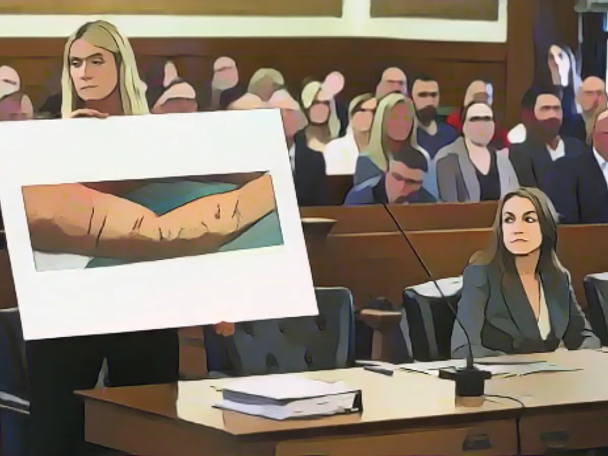 Адвокаты Карен Рид утверждают, что синяки на руках ее бойфренда появились в результате драки. Прокуроры утверждают, что они появились после того, как она ударила его своим внедорожником.