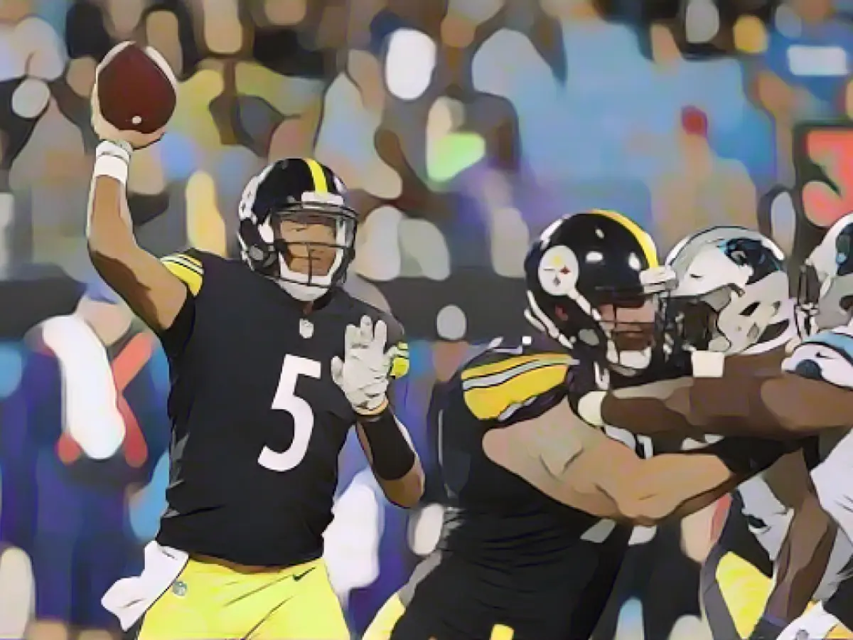 Dobbs pasa durante el partido de los Pittsburgh Steelers contra los Carolina Panthers en el Bank of America Stadium el 31 de agosto de 2017.