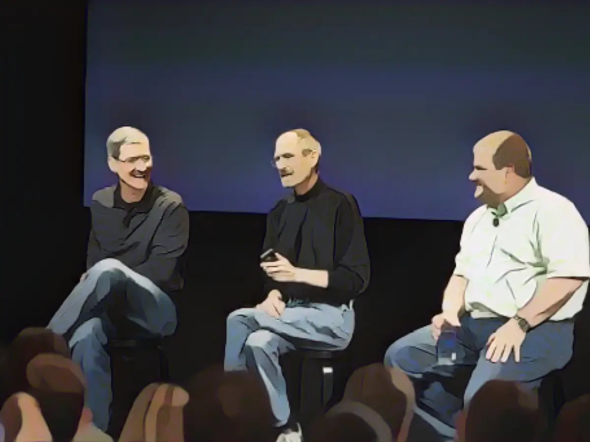 Apple CEO Steve Jobs spricht über das iPhone 4 mit Apple COO Tim Cook, links, und Bob Mansfield, Senior Vice President of Mac Hardware Engineering, während einer Fragestunde am Freitag, 16. Juli 2010, in der Apple Zentrale in Cupertino.