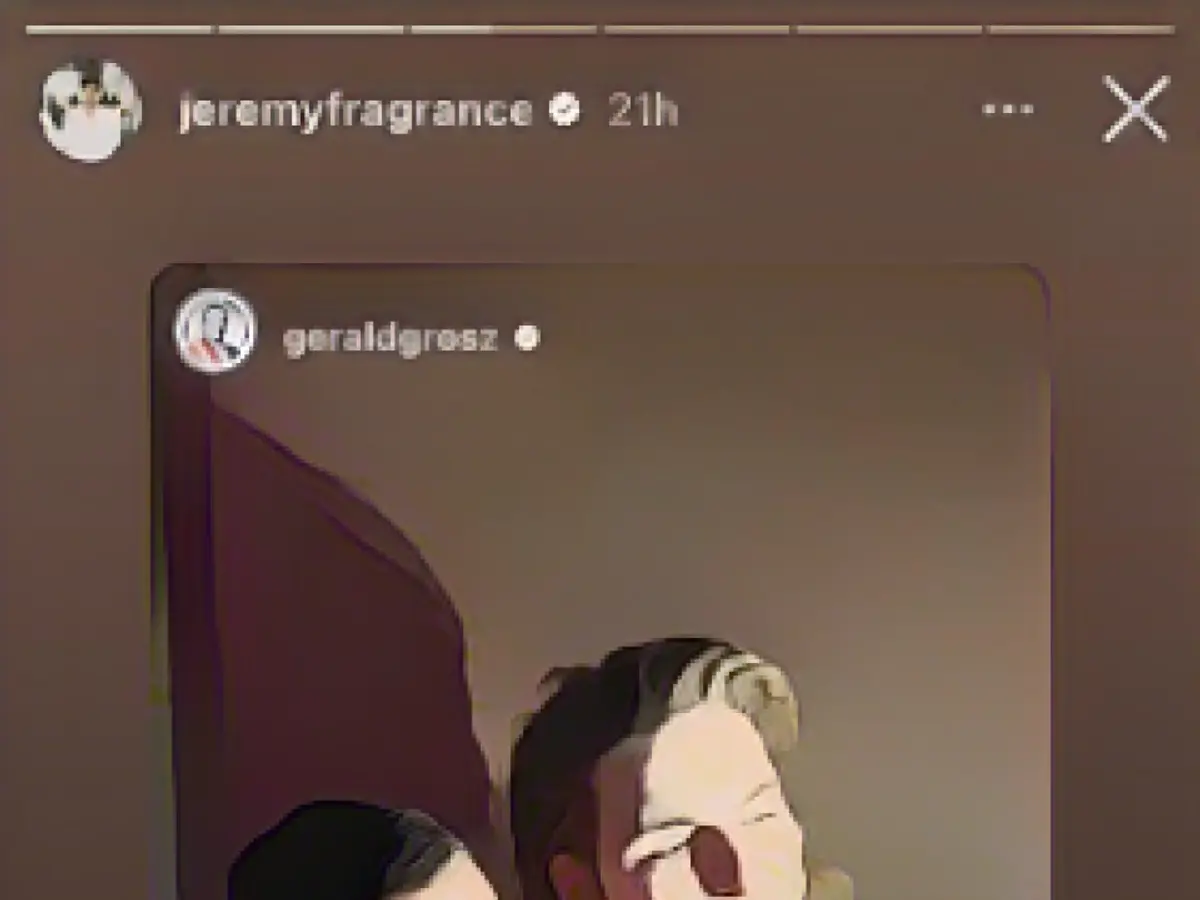 Jeremy Fragrance posiert mit Gerald Grosz. Grosz ist für seine rechten Ansichten bekannt