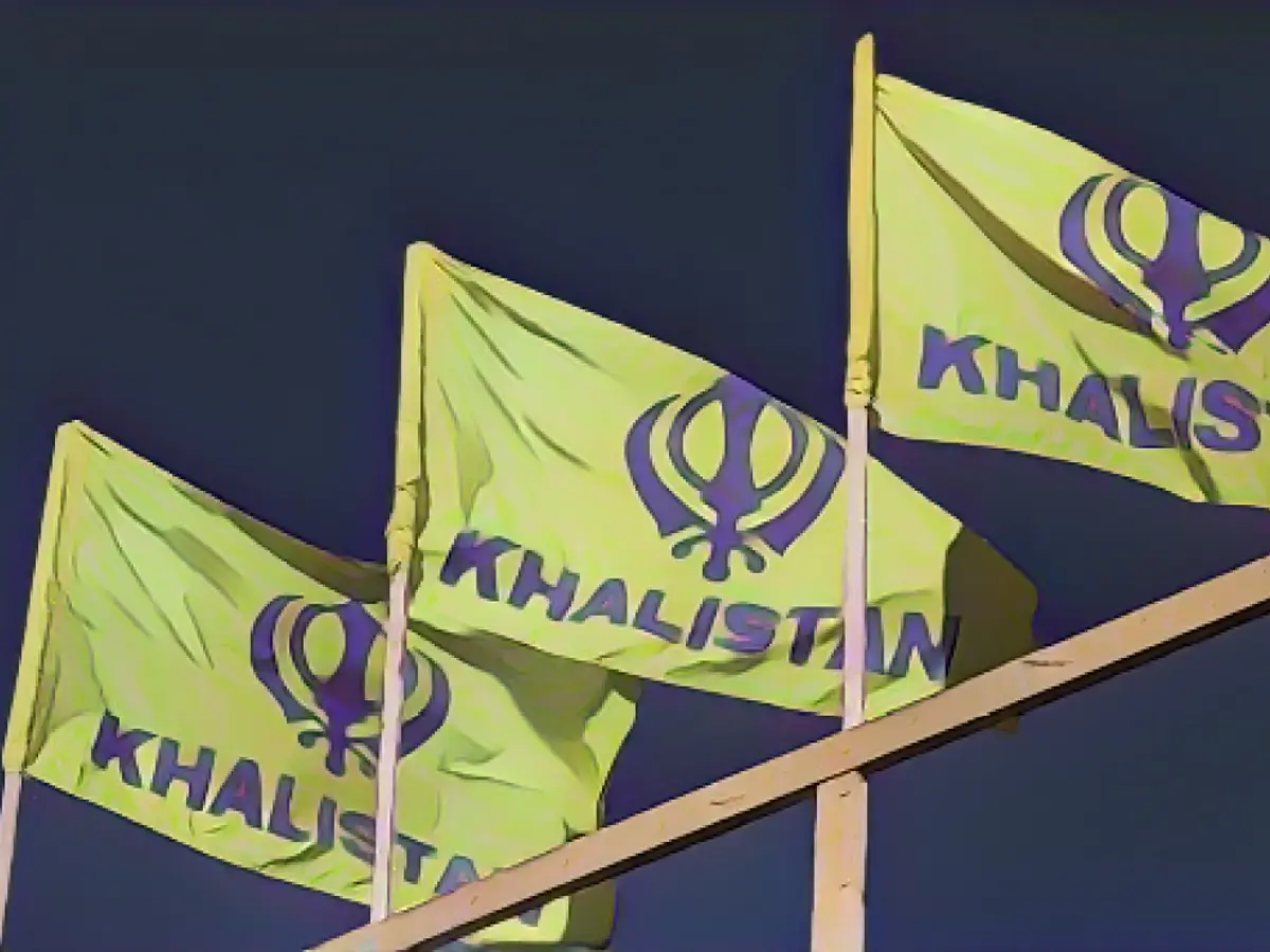 Флаги сторонников независимости Халистана видны на храме Гуру Нанак Сикх Гурдвара, где в июне 2023 года был убит лидер сикхов Хардип Сингх Ниджар, в Суррее, Британская Колумбия, Канада, 20 сентября 2023 года.