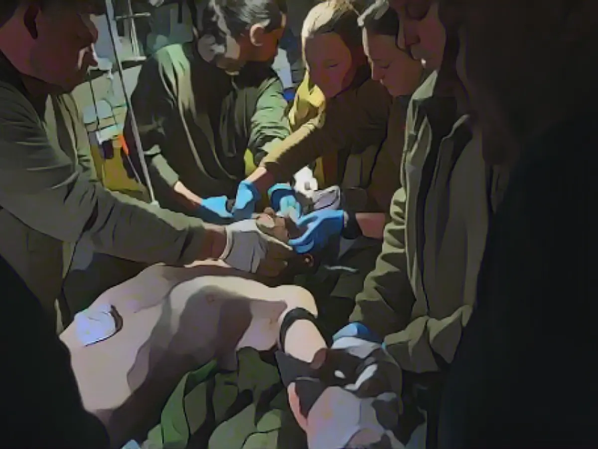 Раненый украинский солдат получает медицинскую помощь на стабилизационном пункте (CPP) под Авдеевкой