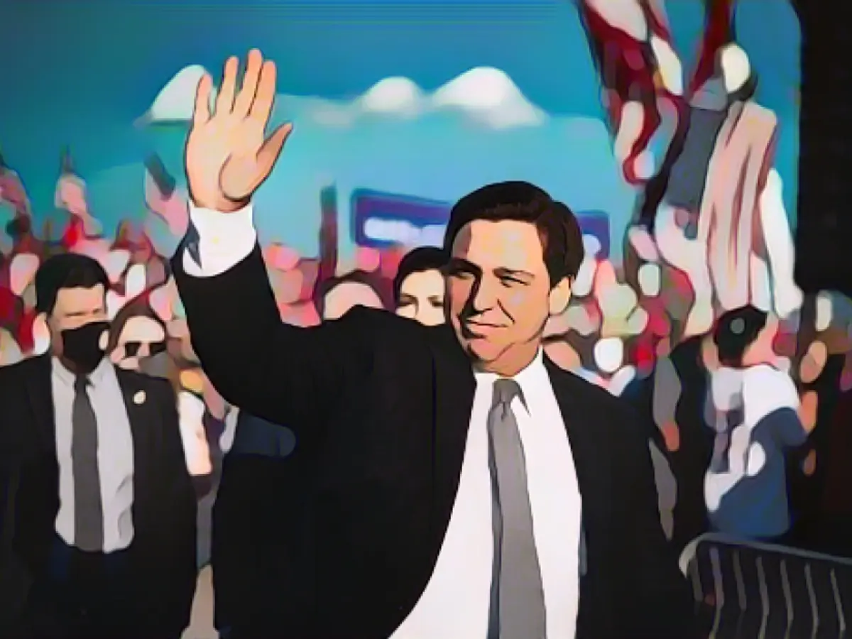 Рон ДеСантис, губернатор штата Флорида, машет рукой перед выступлением на митинге в Орландо в 2020 году.