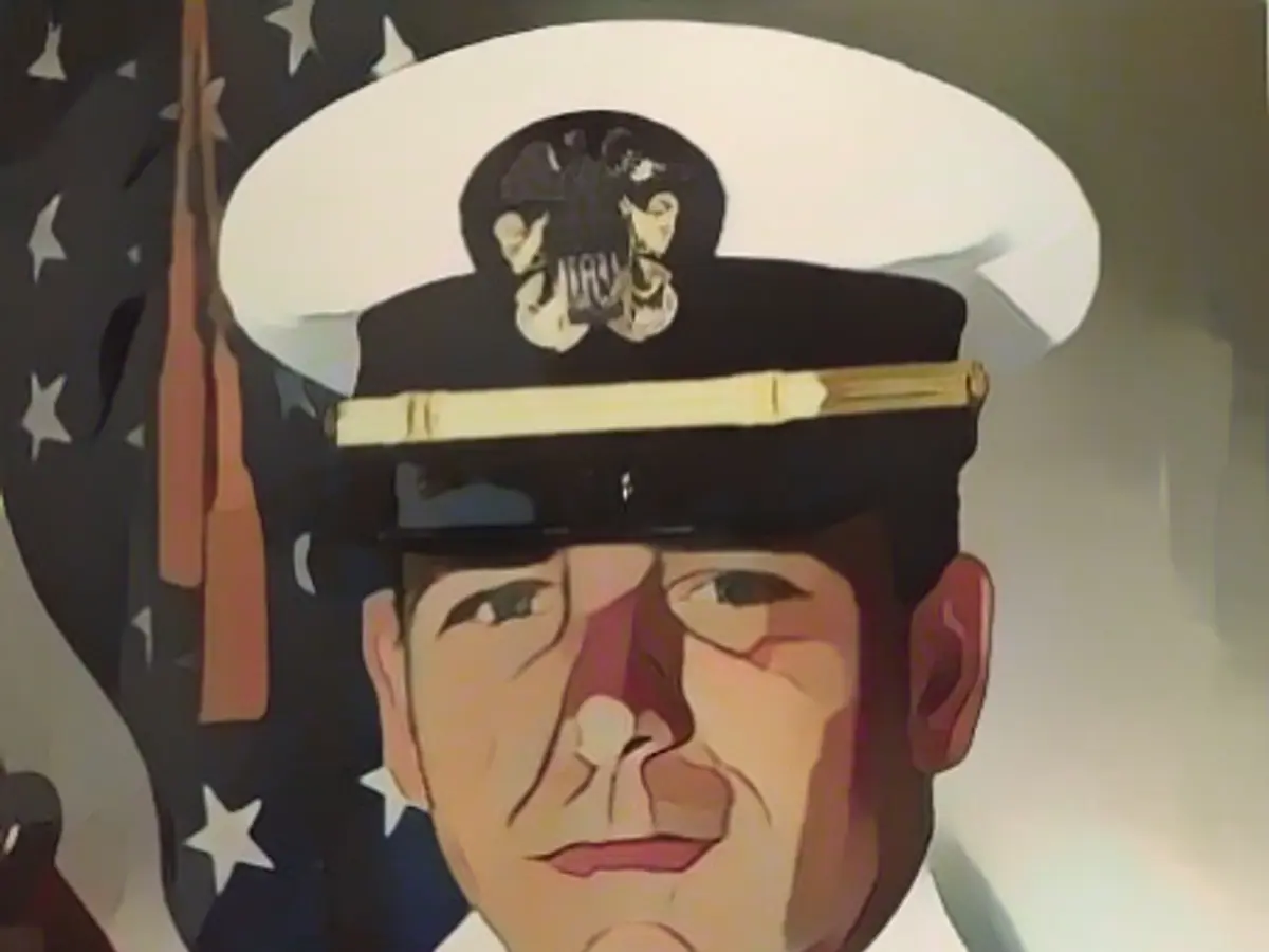 ДеСантис поступил на службу в ВМС США в 2004 году. Это была его первая официальная фотография в звании прапорщика ВМС. Он был назначен в Корпус Главного судебного защитника ВМС.