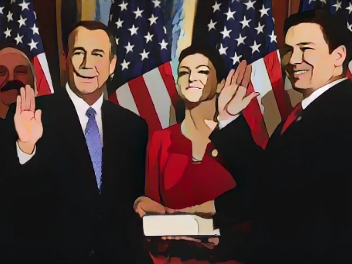 ДеСантис вместе со своей женой Кейси принимает присягу спикера Палаты представителей Джона Бонера в Конгрессе в январе 2013 года. ДеСантис представлял 6-й округ Флориды до 2018 года.