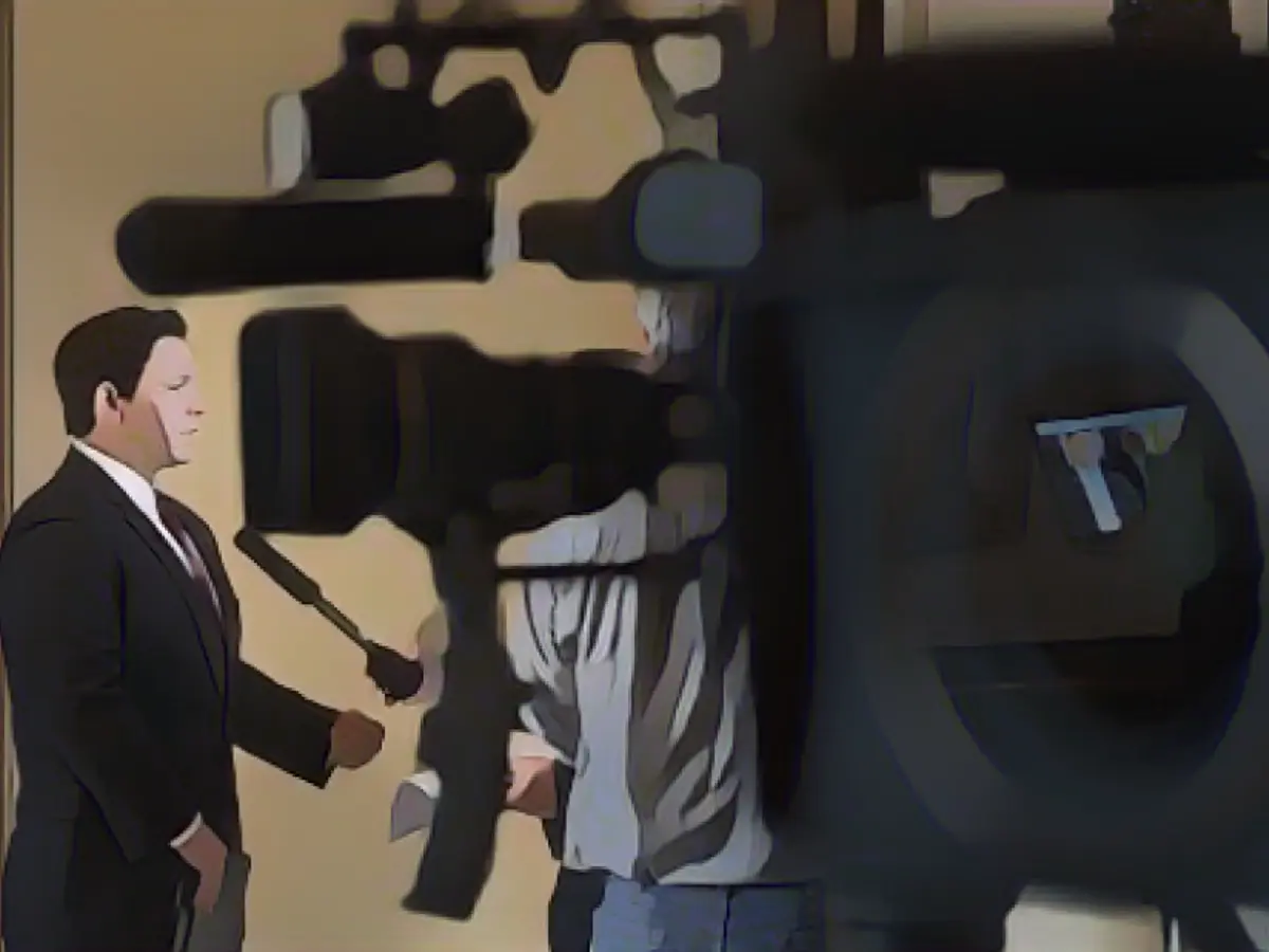 ДеСантис дает интервью съемочной группе телевизионных новостей у здания Палаты представителей, когда Конгресс готовился к голосованию по вопросу об отмене исполнительных мер президента Обамы в отношении иммиграции в январе 2015 года.
