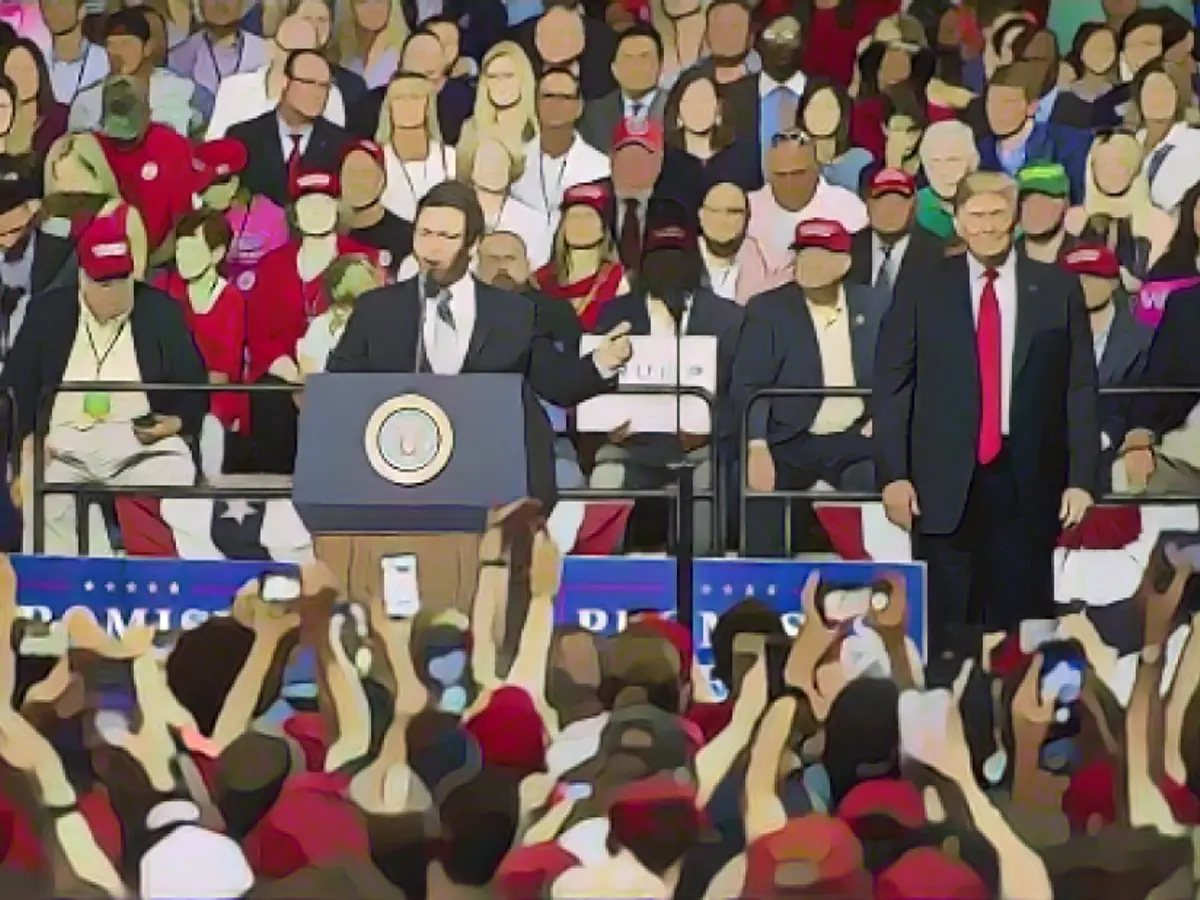 ДеСантис обращается к толпе в Тампе, штат Флорида, на митинге в поддержку президента Дональда Трампа в июле 2018 года.