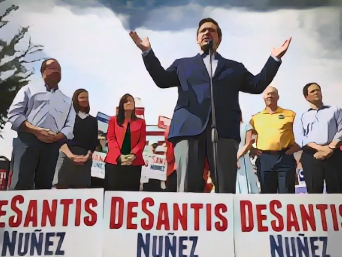 ДеСантис присутствует на предвыборном митинге в Орландо в ноябре 2018 года.