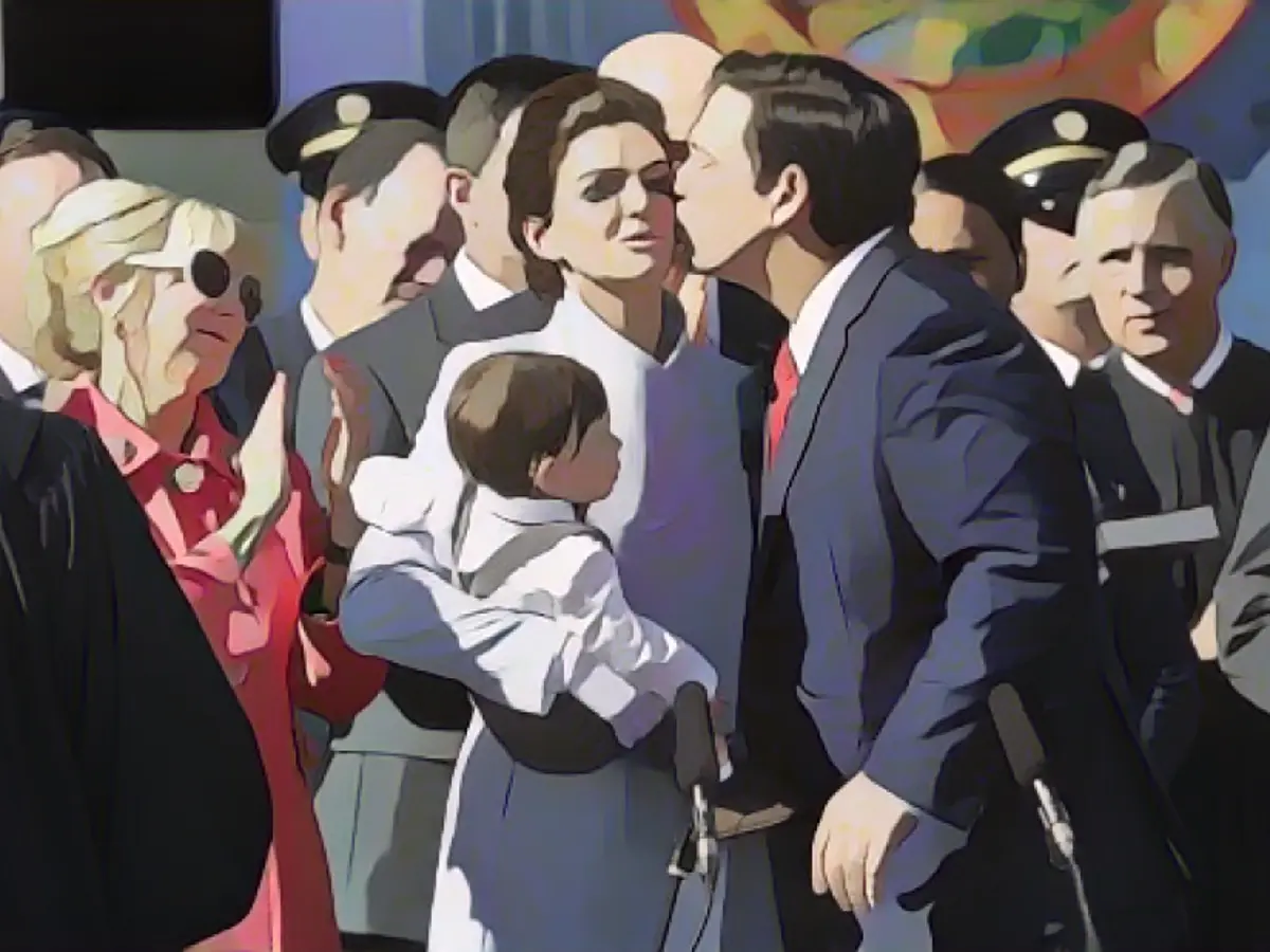 ДеСантис целует свою жену после приведения к присяге в качестве губернатора в январе 2019 года.