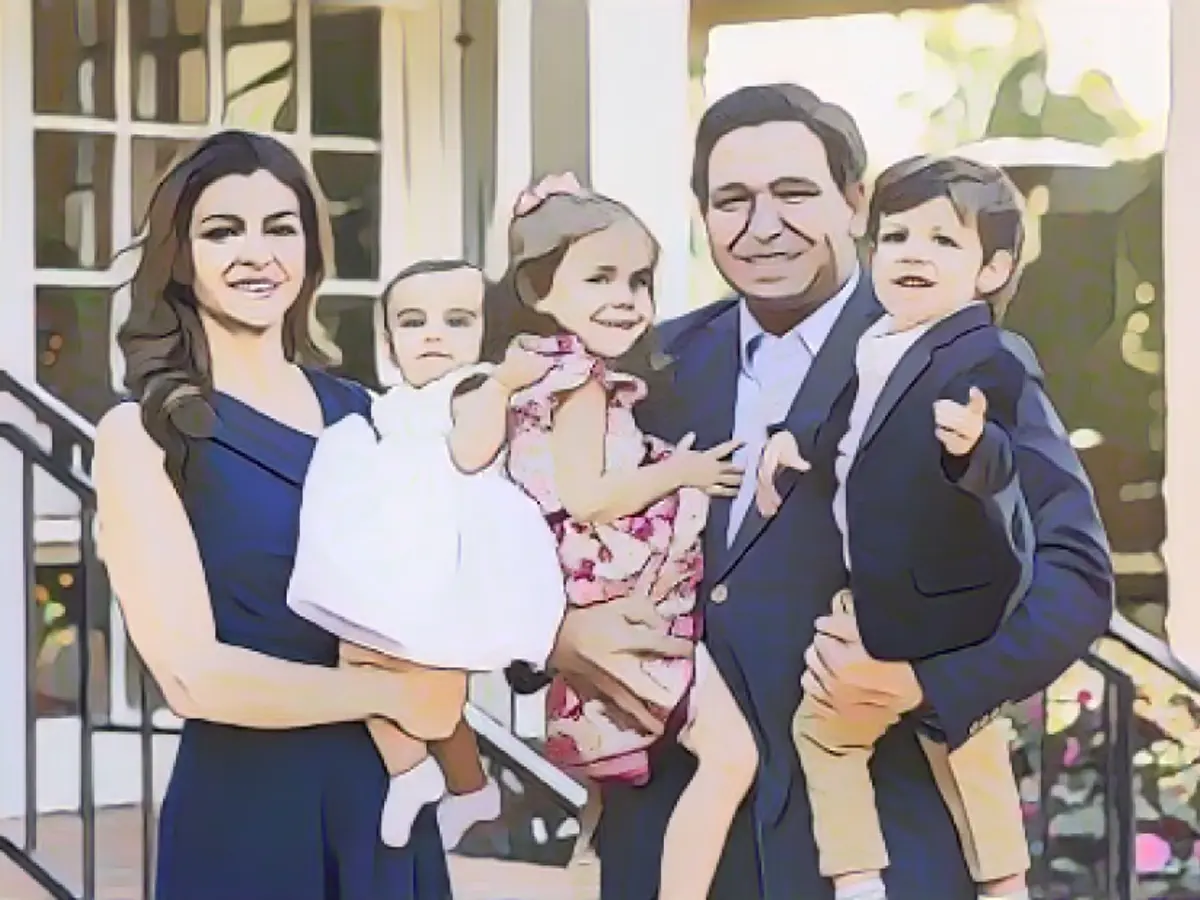 У ДеСантиса и его жены Кейси трое детей: слева направо - дочери Мэми и Мэдисон и сын Мейсон.