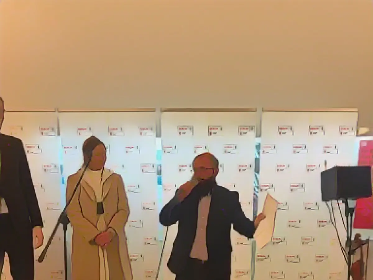 Rabbi Jeremy Borovitz spricht bei einer Chanukka-Feier im Neuköllner Rathaus in Berlin.