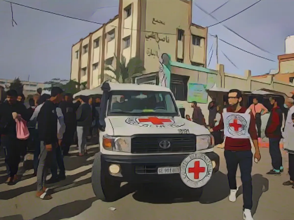 Медицинская помощь от Международного комитета Красного Креста (МККК) поступает в медицинскую больницу Насер в Хан-Юнисе, южная часть сектора Газа, 9 декабря.