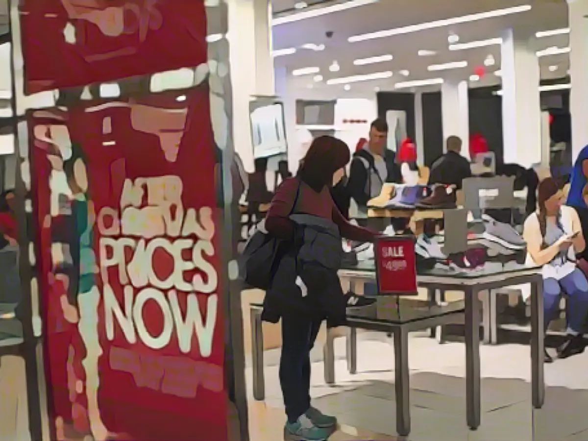 Женщина ищет обувь в магазине Macy's 24 декабря 2015 года в Нью-Йорке.