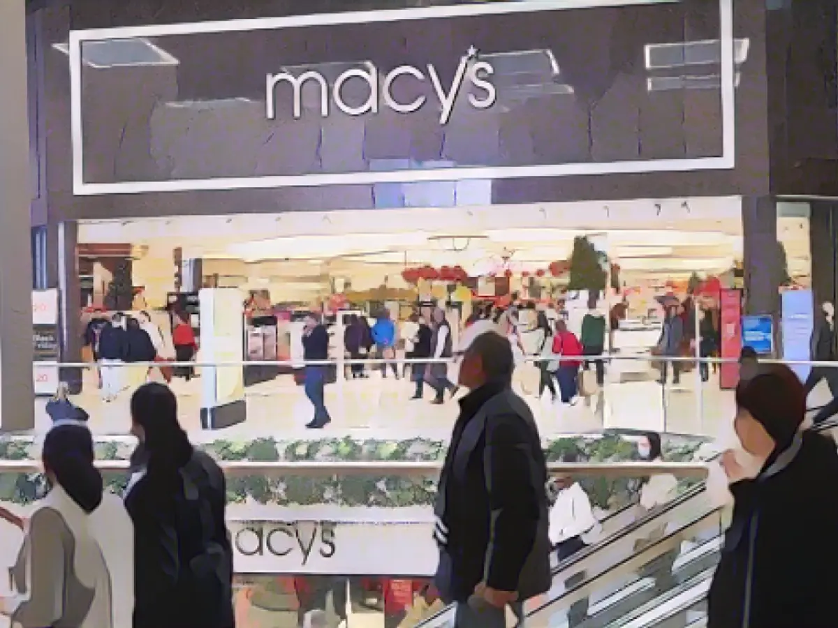 Покупатели проходят мимо универмага Macy's в торговом центре Westfield Garden State Plaza в Черную пятницу в Парамусе, Нью-Джерси, США, в пятницу, 26 ноября 2021 года.