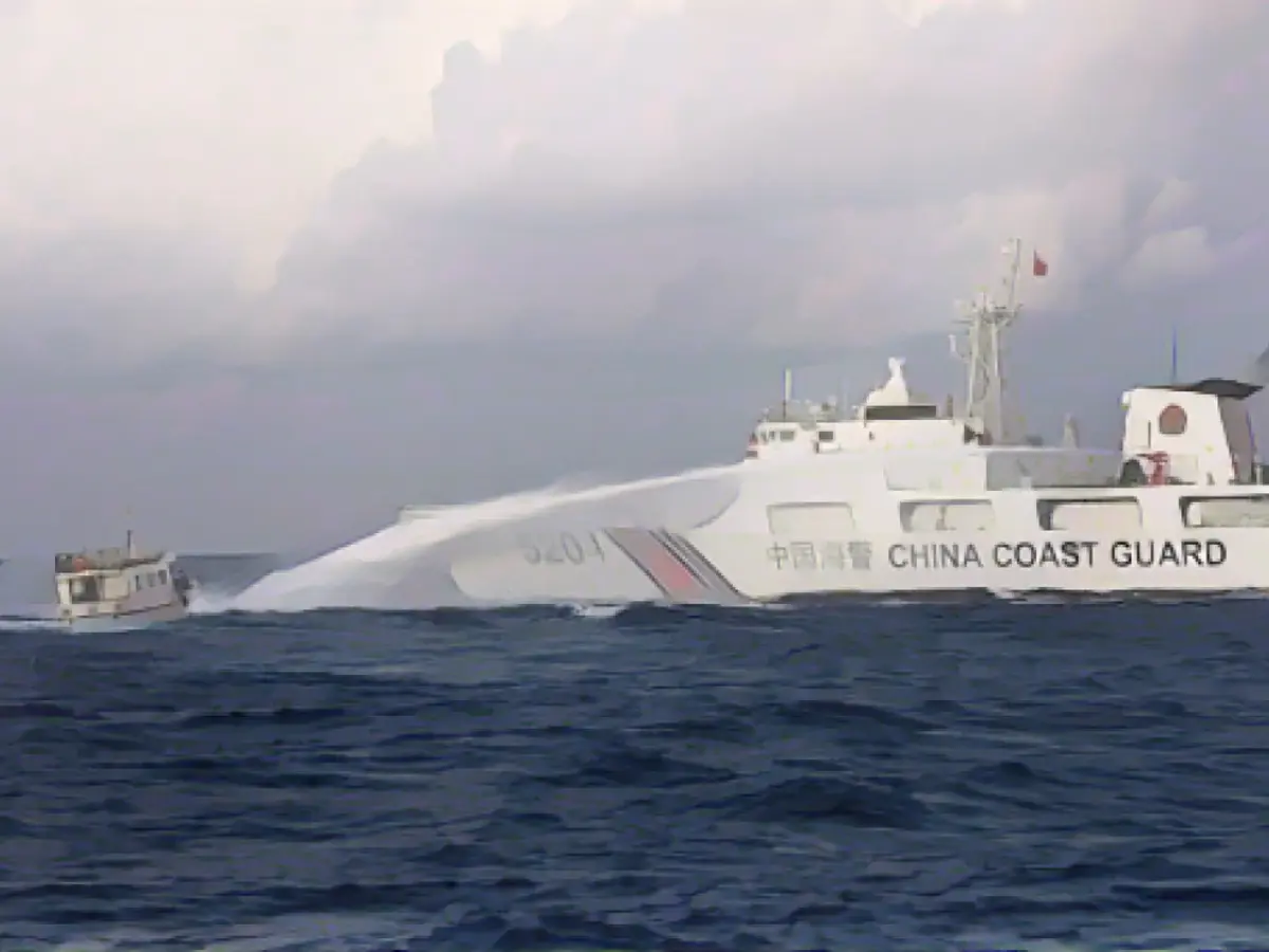 На этой фотографии, предоставленной береговой охраной Филиппин, корабль береговой охраны Китая применяет водометы против судна снабжения M/L Kalayaan, управляемого ВМС Филиппин, когда оно приближается к Второй отмели Томаса, известной как отмель Аюнгин, в спорном Южно-Китайском море, в воскресенье 10 декабря 2023 года.