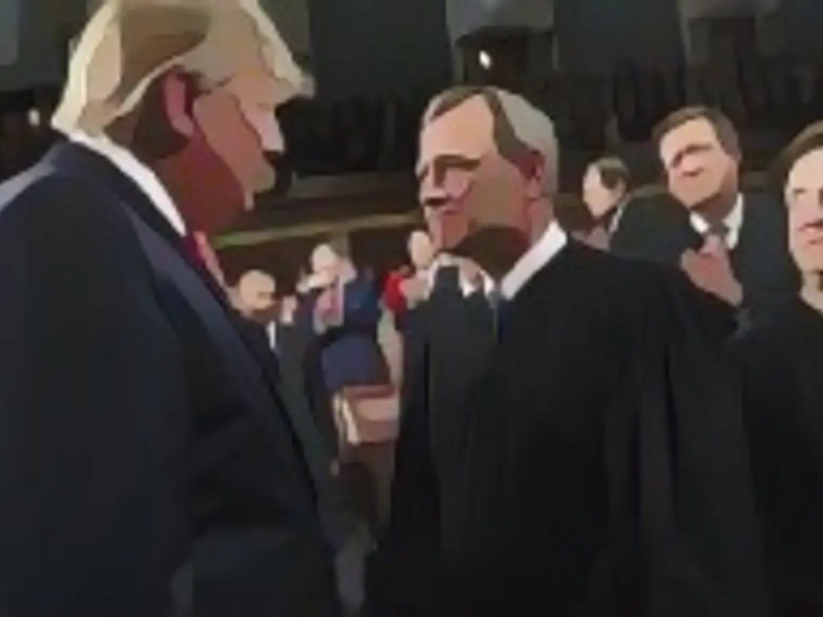 Президент Дональд Трамп беседует с председателем Верховного суда Джоном Робертсом, а помощник судьи Елена Каган смотрит на него перед обращением 