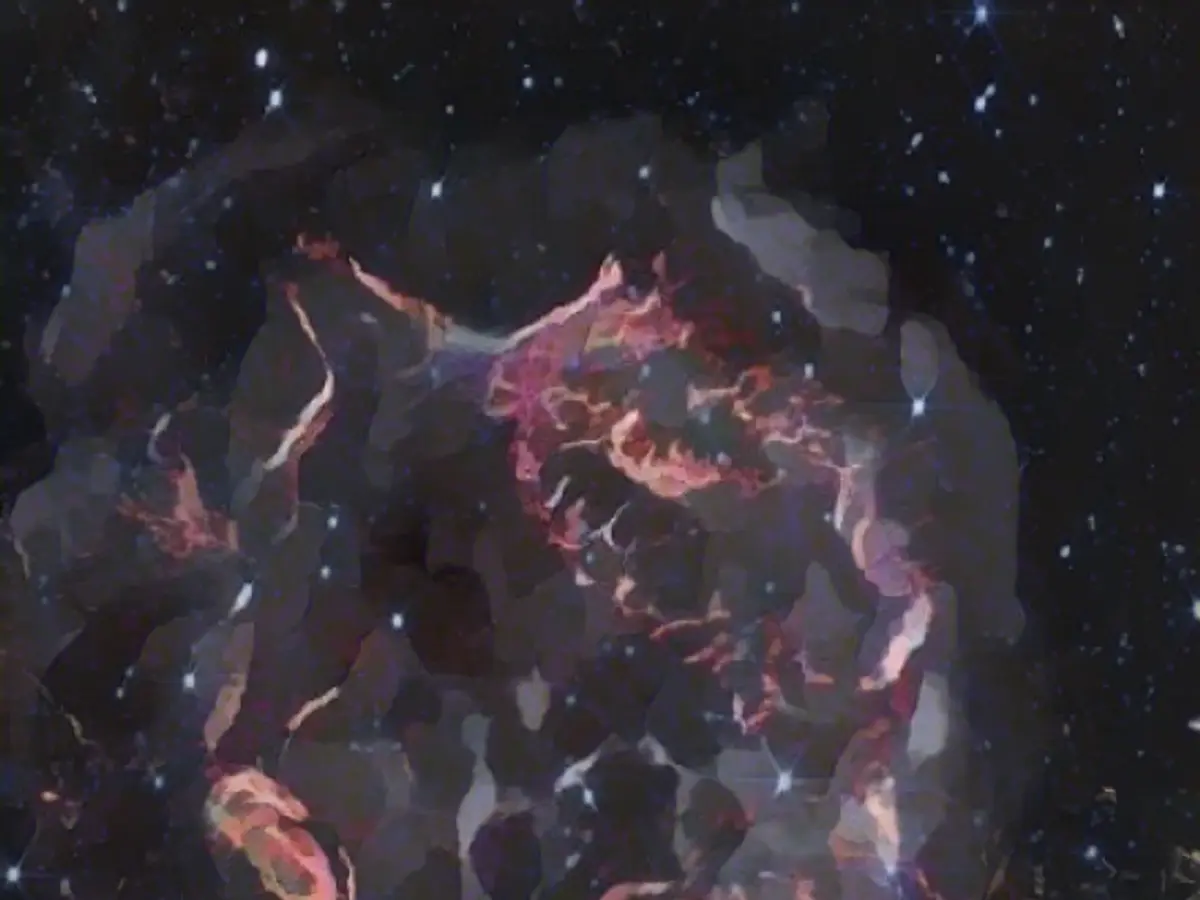 На снимке остатка сверхновой Кассиопеи А, сделанном космическим телескопом Джеймса Уэбба, впервые видны тщательно проработанные детали.
