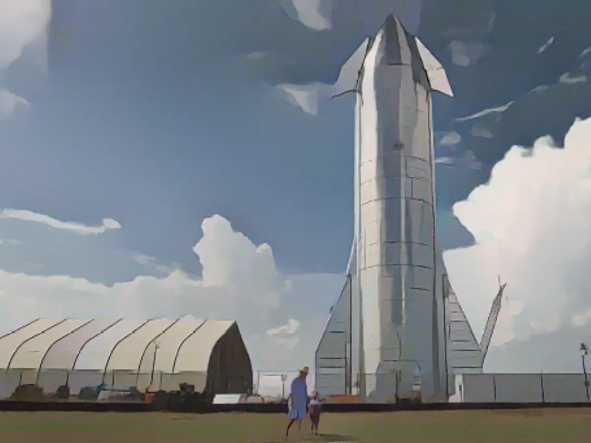 Un prototipo de la nave espacial Starship de SpaceX se ve en las instalaciones de lanzamiento de Texas de la compañía el 28 de septiembre de 2019 en Boca Chica, cerca de Brownsville, Texas