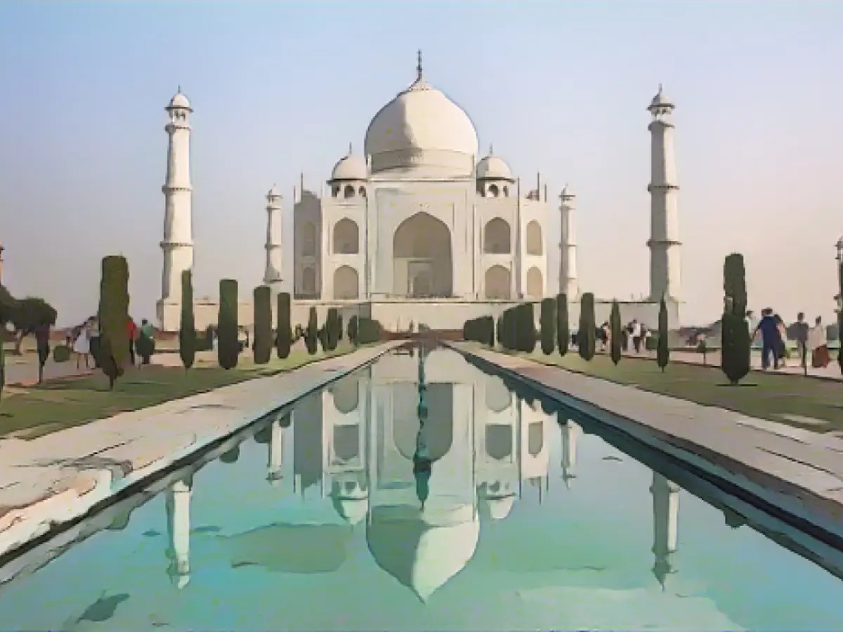 Taj Mahal este un mausoleu din marmură albă ca fildeșul, situat pe malul sudic al râului Yamuna, în orașul indian Agra.
