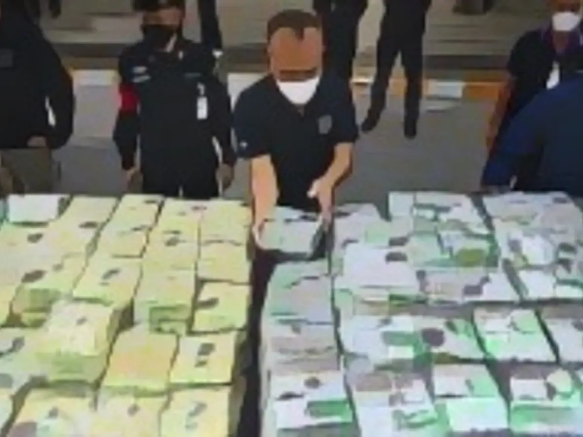 TOPSHOT - Policías tailandeses muestran paquetes de metanfetamina cristalina antes de una rueda de prensa en la Oficina de Supresión de Narcóticos en Bangkok el 24 de enero de 2023. - Más de una tonelada de metanfetamina cristalina fue incautada en menos de una semana, informó el martes la policía tailandesa, después de que los agentes descubrieran algunos estimulantes ilícitos ocultos en bolsas de té y café. (Foto de Lillian SUWANRUMPHA / AFP) (Foto de LILLIAN SUWANRUMPHA/AFP vía Getty Images)