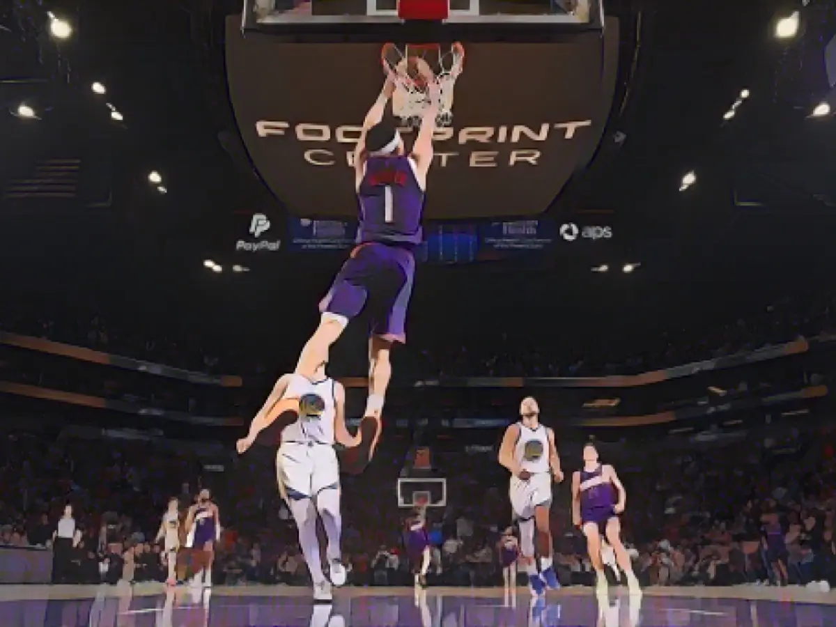 Devin Booker, de la Phoenix, aruncă mingea la coș în timpul meciului.