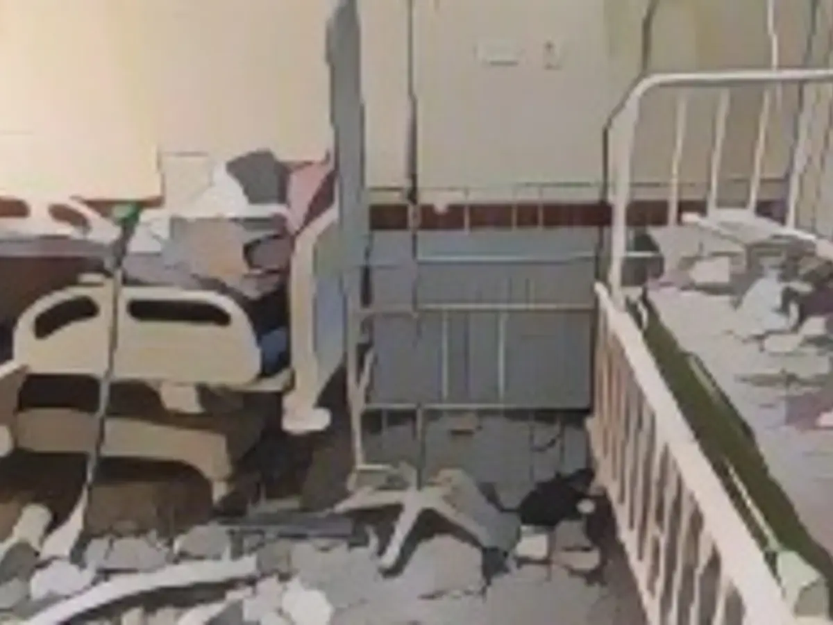 BEIT LAHYA, GAZA – 19. NOVEMBER: Eine Innenansicht der zerstörten Säuglingsintensivstation im Kamal Adwan Krankenhaus nach einem Angriff israelischer Streitkräfte in Beit Lahiya, Gaza, am 19. November 2023. (Foto von Abdulqader Sabbah/Anadolu über Getty Images)