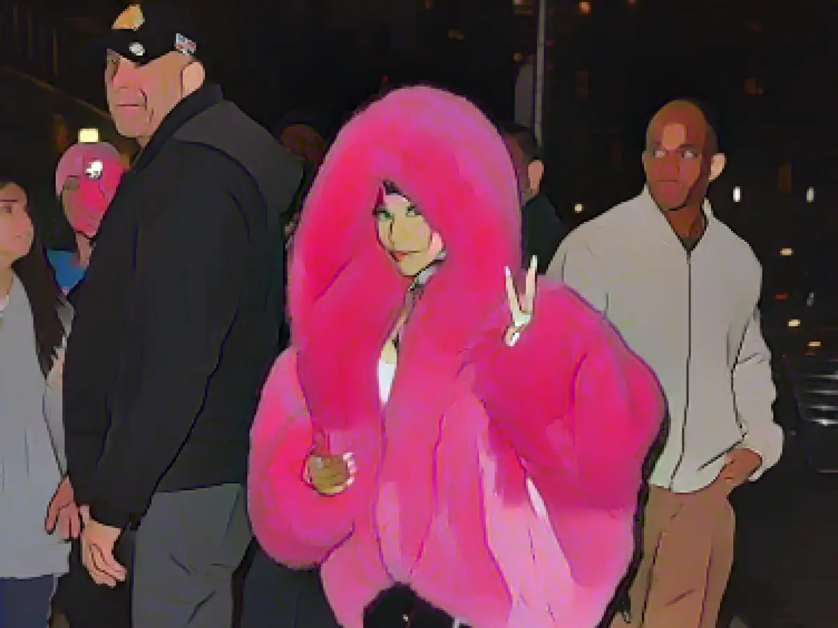 Розовое пальто - кивок в сторону нового альбома Минаж 