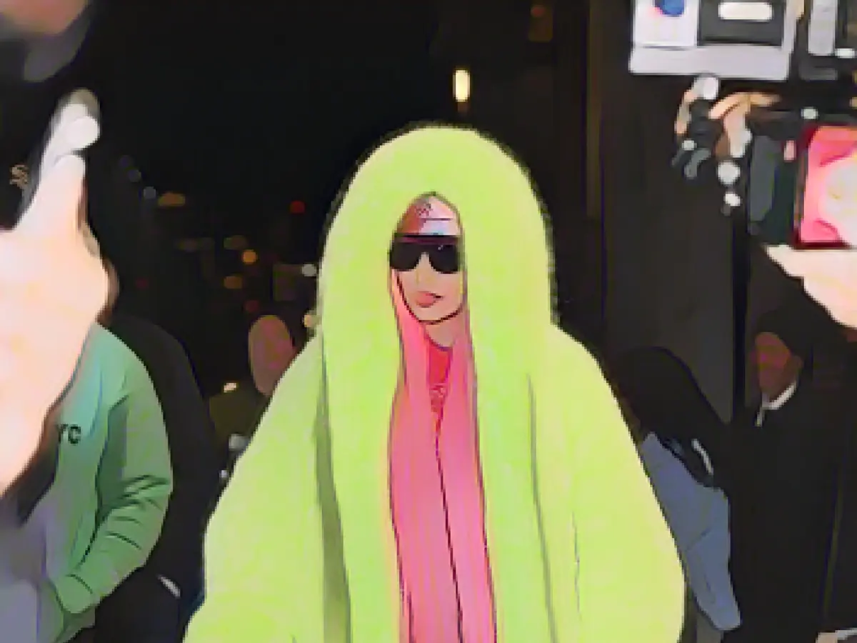 Minaj a plecat de la înregistrare într-o a doua haină Vauthier, de culoare verde lime neon.