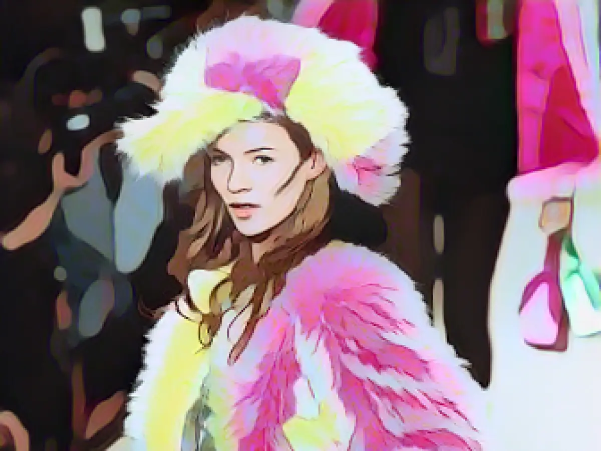 Kate Moss a defilat în colecția de fantezie cu blană artificială a lui Lagerfeld pentru Chanel în 1994.