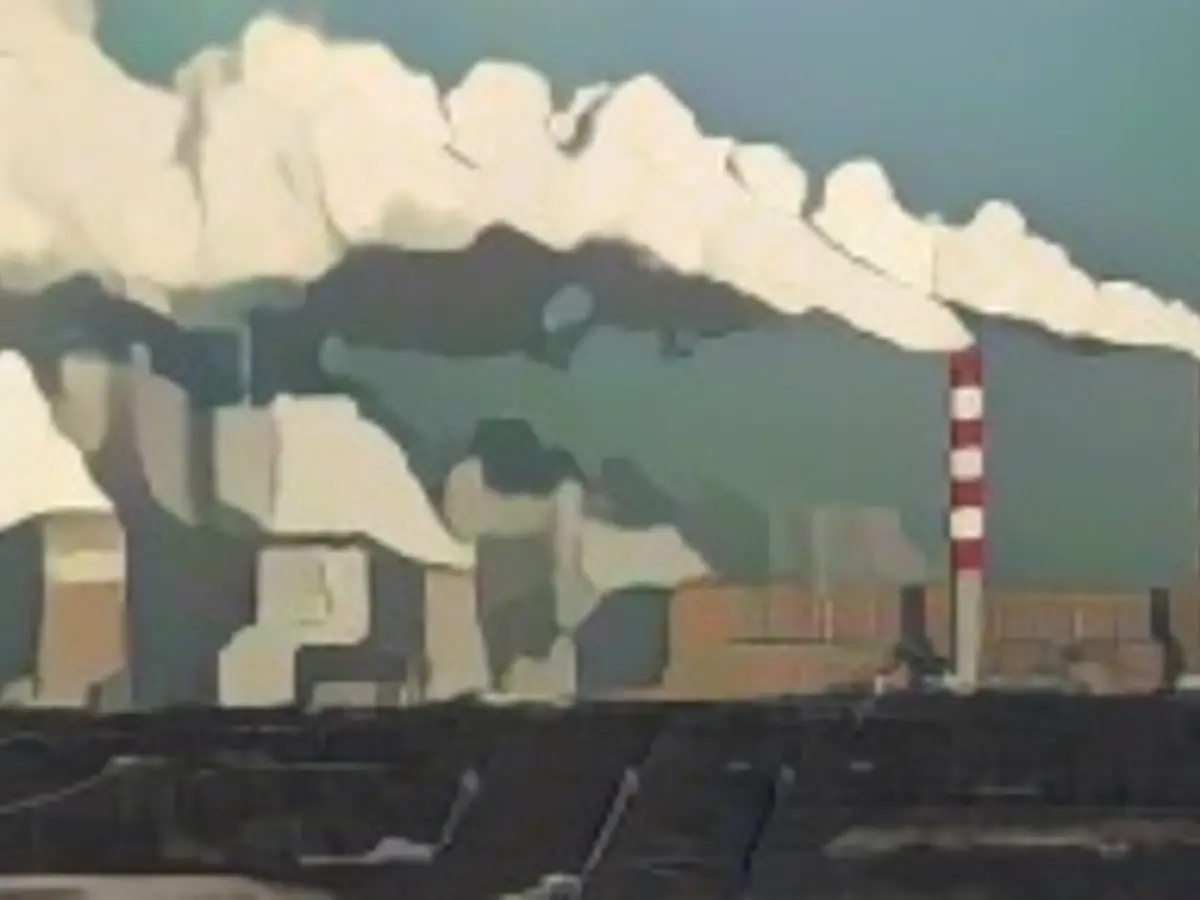 ROGOWIEC, POLÓNIA - 29 DE NOVEMBRO: Vapor e fumo sobem da central eléctrica de Belchatow enquanto a mina de carvão a céu aberto que alimenta a estação de carvão se encontra por baixo, a 29 de novembro de 2018, em Rogowiec, na Polónia. A central de Belchatow, com uma potência de 5 472 megawatts, é a maior central eléctrica a carvão de lenhite do mundo. A central emite cerca de 30 milhões de toneladas de CO2 por ano. A conferência das Nações Unidas sobre o clima, COP 24, terá início a 2 de dezembro em Katowice, duas horas a sul de Belchatow.  (Fotografia de Sean Gallup/Getty Images)