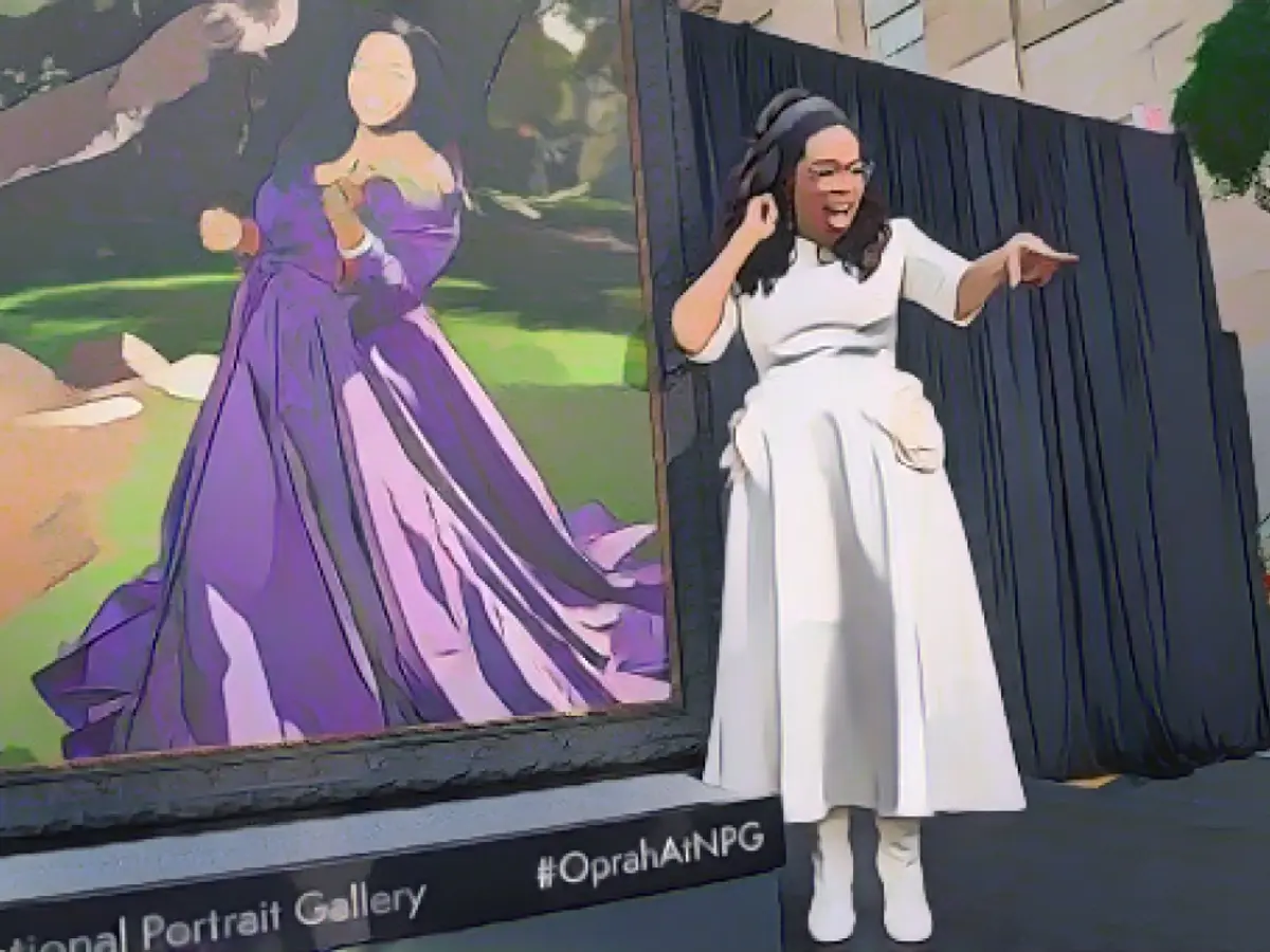 Oprah Winfrey strigă către un membru al mulțimii, în timpul ceremoniei de dezvelire a portretului său la Galeria Națională de Portrete Smithsonian din Washington, miercuri