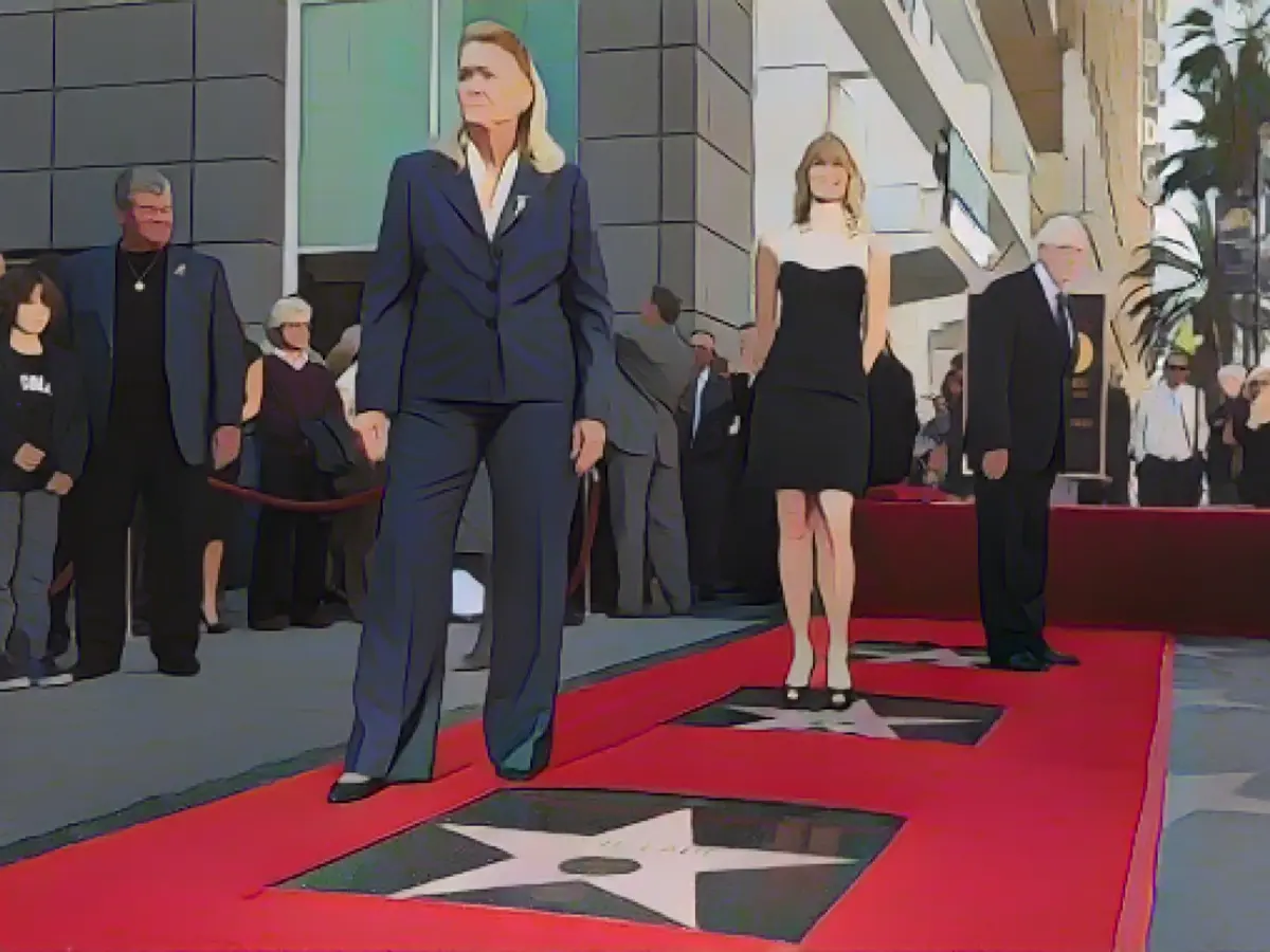 Diane Ladd, Laura Dern y Bruce Dern reciben sus estrellas del Paseo de la Fama de Hollywood en Los Ángeles en 2010.
