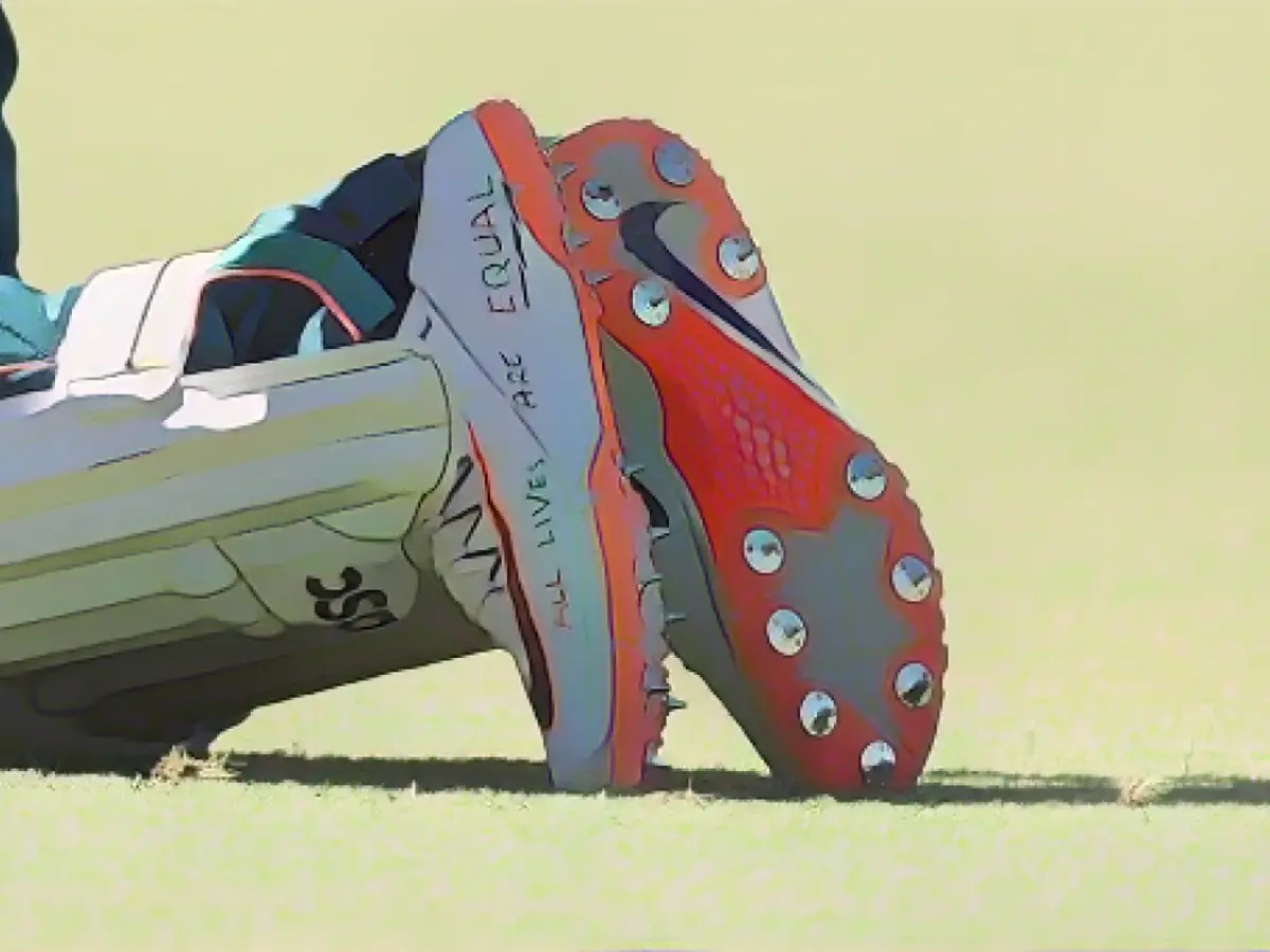Обувь Усмана Хаваджа во время сеанса игры на WACA 11 декабря 2023 года в Перте, Австралия.