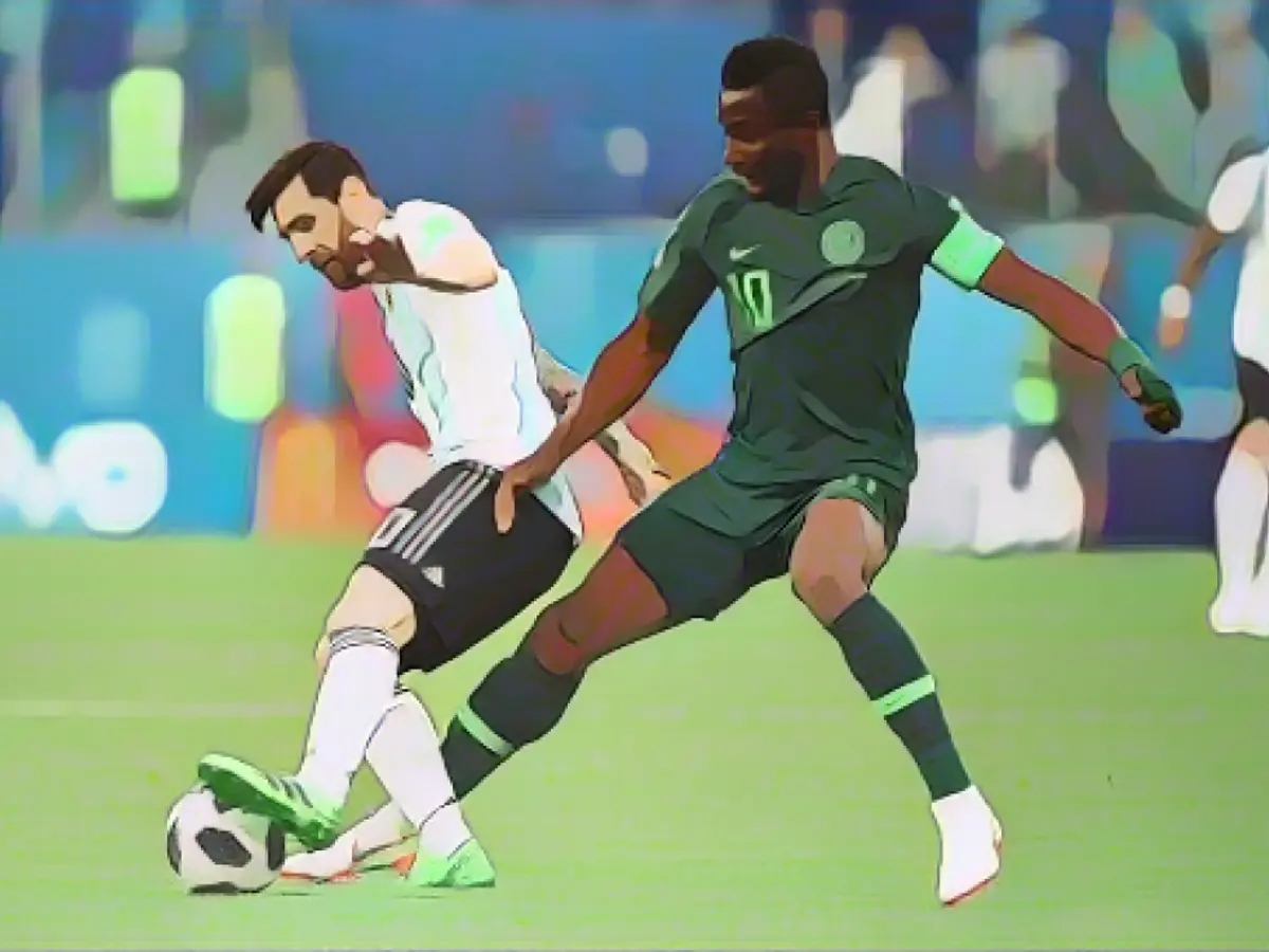 Obi se luptă cu Messi pentru minge în timpul meciului dintre Nigeria și Argentina de la Cupa Mondială 2018.