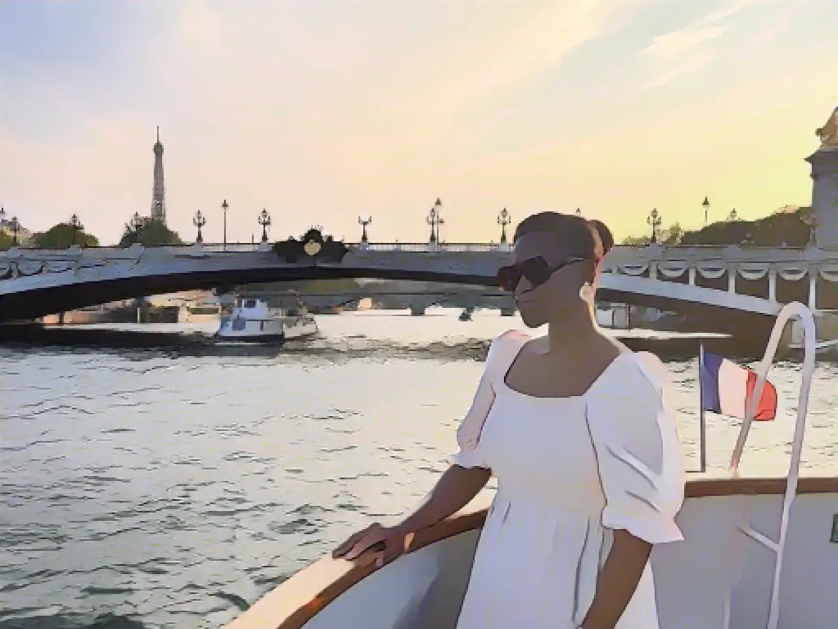 Американская создательница контента Фатима ведет хронику своих приключений в Париже на своем аккаунте TikTok.