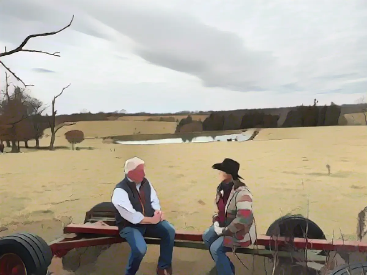 King fala com a eleitora do Iowa Shanen Ebersole no condado de Ringgold, Iowa.