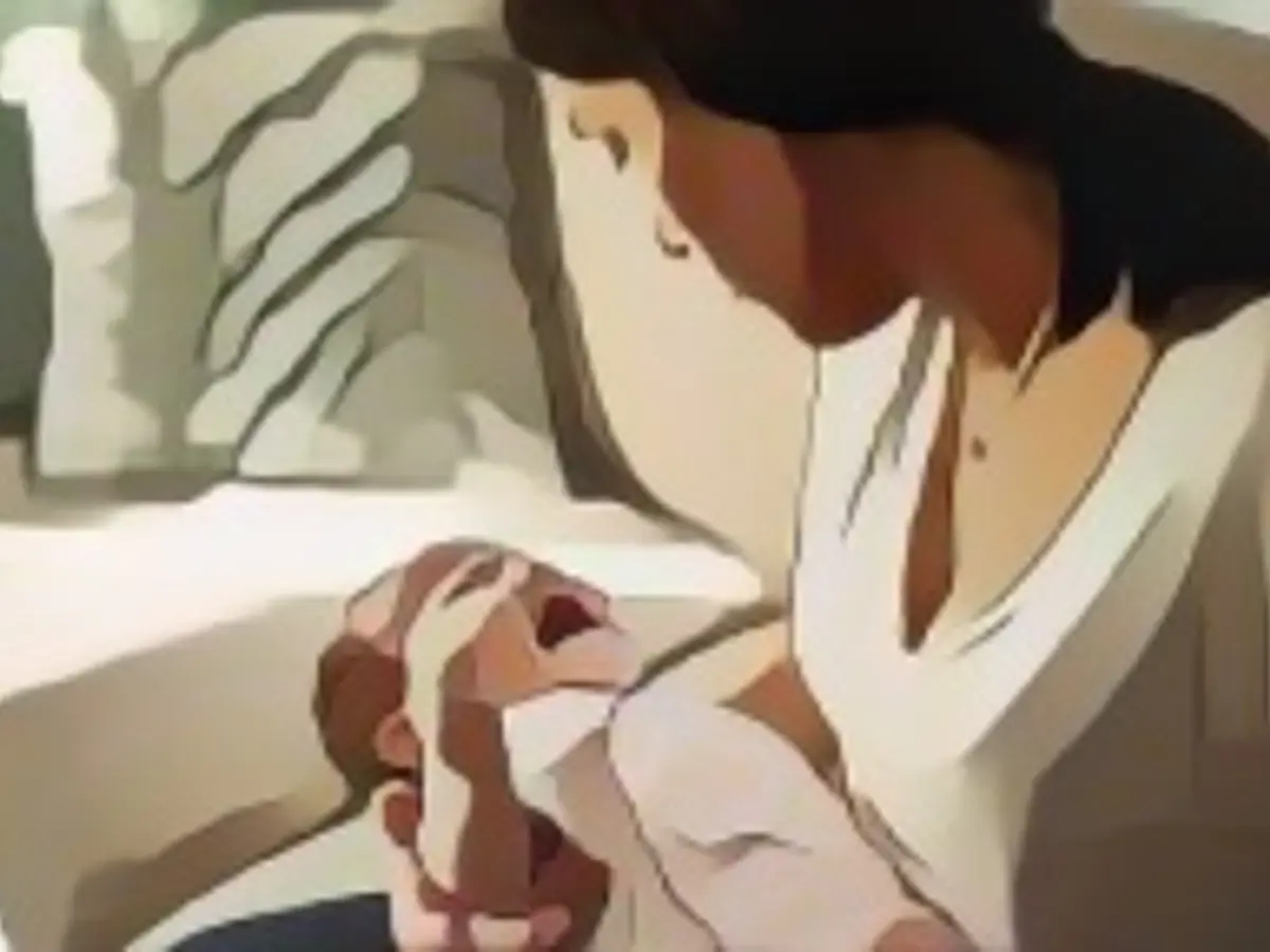 Новорожденный ребенок плачет на руках у матери