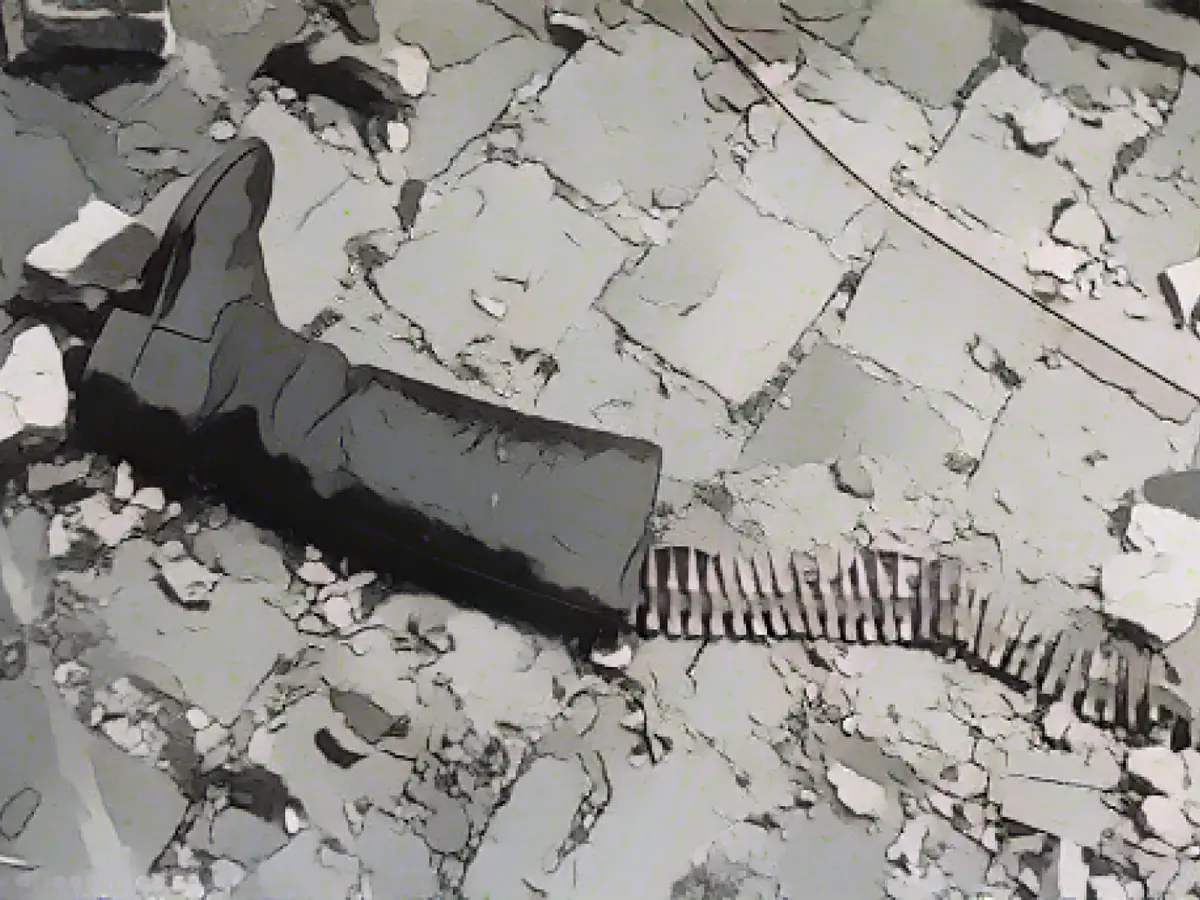 В прибрежном городе Сен-Мало (Франция), где в 1944 году произошло столкновение союзных и немецких войск, Миллер сделал снимок высокого сапога, стоящего на земле, из которого, как рыбьи кости, торчат ремни с боеприпасами.