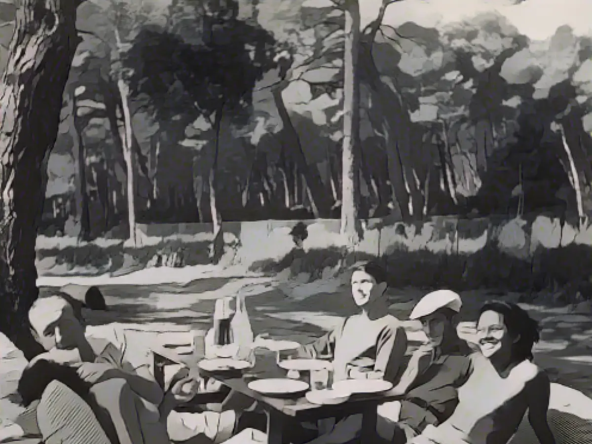Благодаря тесной дружбе Миллер с другими художниками она делала знаменитые откровенные снимки той эпохи, включая эту фотографию поэта и художника Поля и Нуш Элюар (слева); будущего мужа Миллер, Ролана Пенроуза (справа на заднем плане); художника Ман Рэя и модели Эди Фиделин (справа).